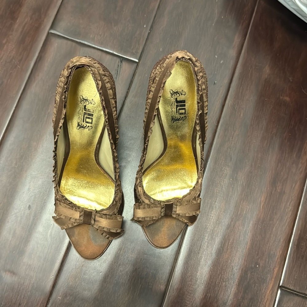 J Lo size 5 1/2 beautiful lace heel